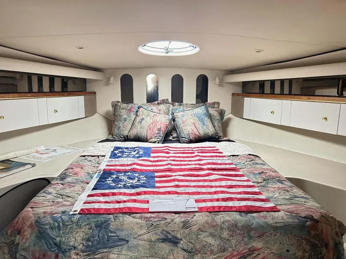 Intrepid Yacht Photos Pics Luxurious 1997 Cruisers Yachts 4270 Esprit cabin with American flag-themed bedding.