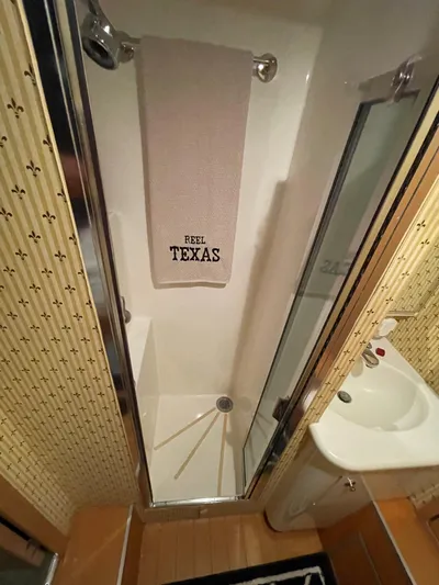 Reel Texas Yacht Photos Pics 1998 Hatteras 65 Sport Fish Guest Head