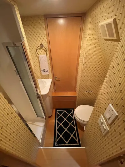 Reel Texas Yacht Photos Pics 1998 Hatteras 65 Sport Fish Guest Head (2)