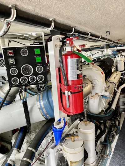 Reel Texas Yacht Photos Pics 1998 Hatteras 65 Sport Fish Engine Room (4)