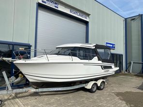 2019 Jeanneau 795 Merry Fisher met Boegschroef