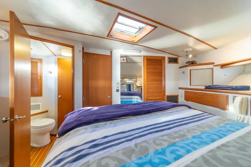 Sumo Yacht Photos Pics 1991 Tollycraft 57 Pilothouse Motor Yacht bedroom with skylight and ensuite bathroom.