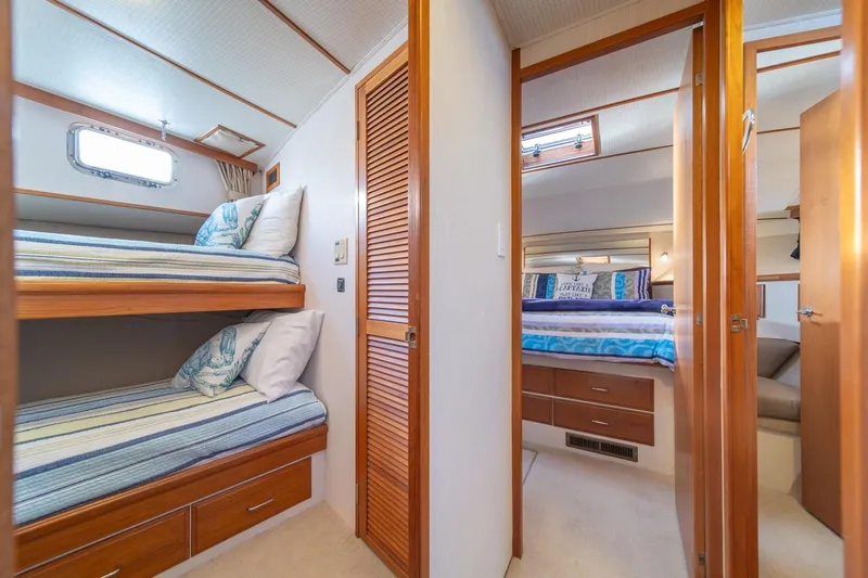 Sumo Yacht Photos Pics Interior of 1991 Tollycraft 57 Pilothouse Motor Yacht with cozy bunk beds and bedroom.