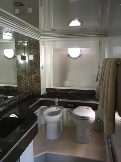  Yacht Photos Pics BATHROOM