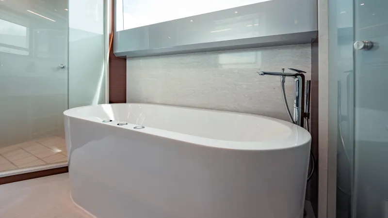 Pinch Me Yacht Photos Pics Luxurious bathroom with modern bathtub on Ocean Alexander 28R yacht, 2021 model.
