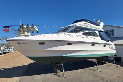1998 Birchwood Challenger 330 Flybridge