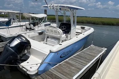 Robalo R230 Center Console
