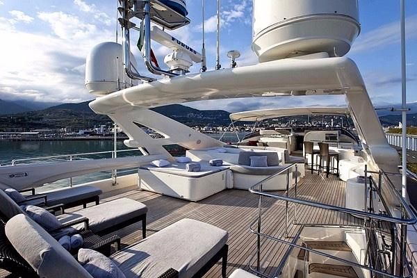 2004-111-11-ferretti-yachts-custom-line-112