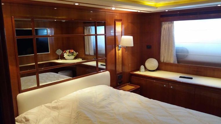 2004-111-11-ferretti-yachts-custom-line-112