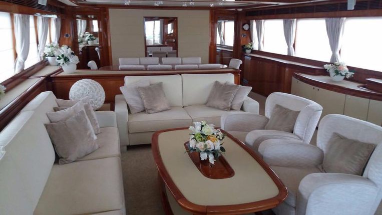 2004-111-11-ferretti-yachts-custom-line-112