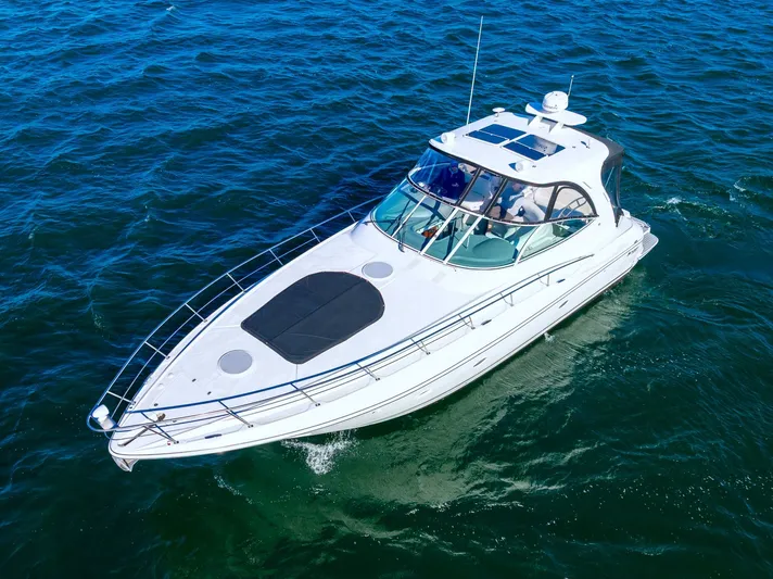 Escape Yacht Photos Pics 2005 Cruisers Yachts 440 Express cruising on open water.