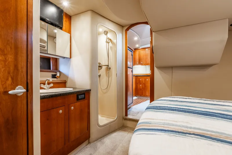 Escape Yacht Photos Pics Luxurious 2005 Cruisers Yachts 440 Express interior with bathroom and cozy bedroom.