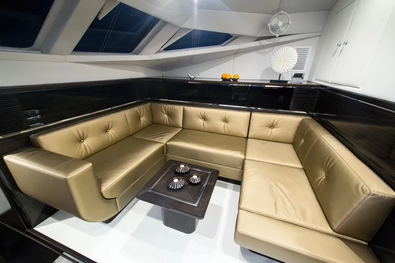 Clouds Yacht Photos Pics Sunreef Power 70 Skipper Kapitän Salon