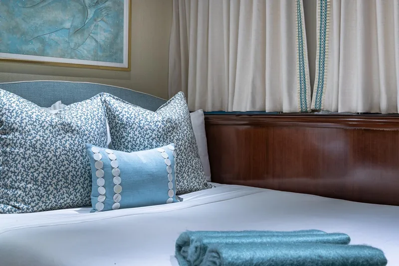 Starship Yacht Photos Pics Luxurious 1988 Van Mill Custom yacht bedroom with elegant blue and white decor.