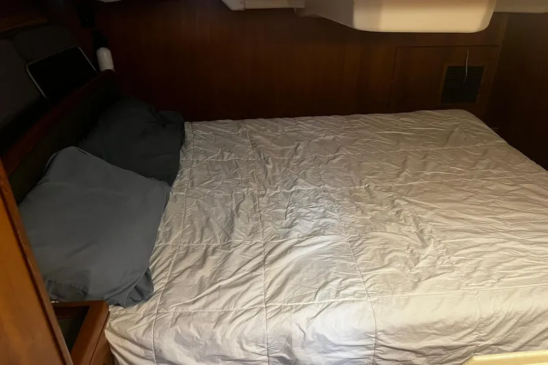 Honu Yacht Photos Pics Cozy cabin bed in 2006 Hunter 41 Deck Salon sailboat interior.