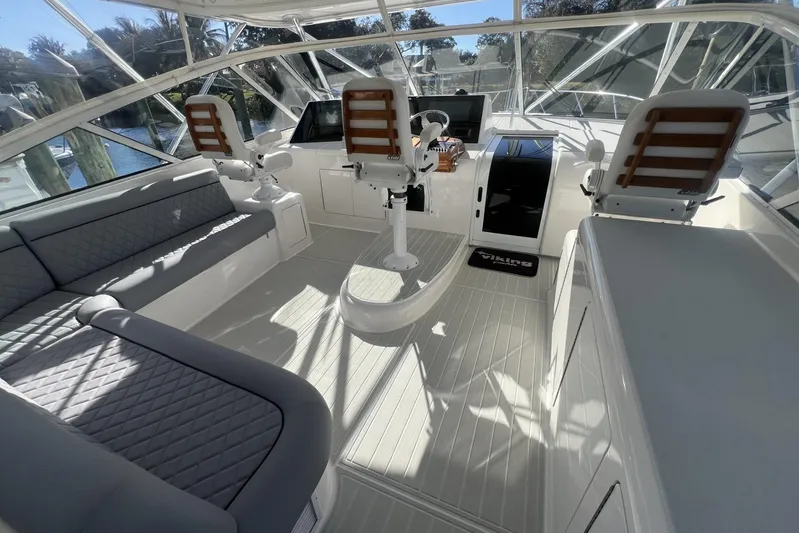 Silent Partner Yacht Photos Pics Viking 52 SILENT PARTNER - Helm