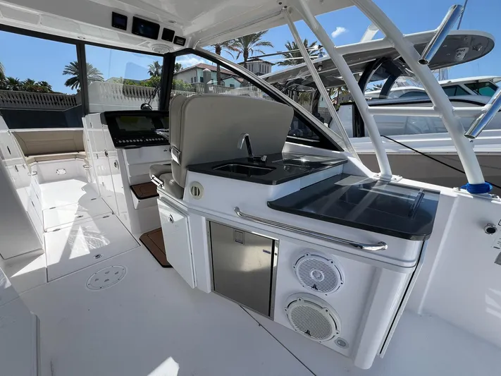  Yacht Photos Pics 2019 Everglades 340 Dual Console- Cockpit
