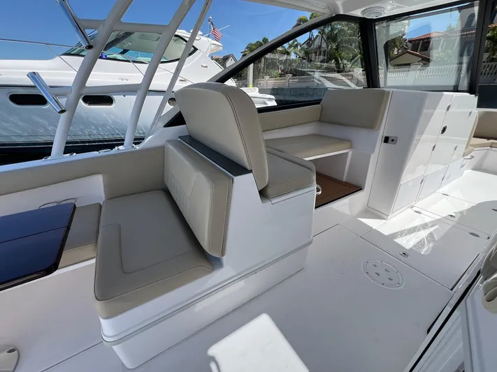  Yacht Photos Pics 2019 Everglades 340 Dual Console- Helm Seating