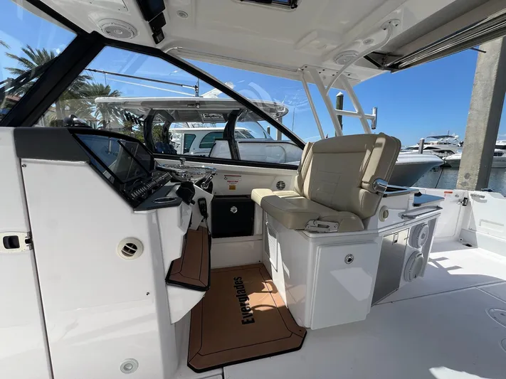  Yacht Photos Pics 2019 Everglades 340 Dual Console-Helm
