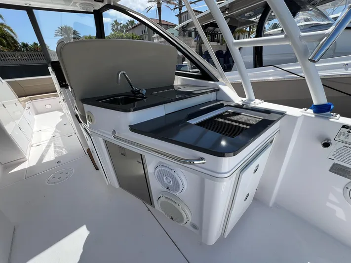  Yacht Photos Pics 2019 Everglades 340 Dual Console-Cockpit