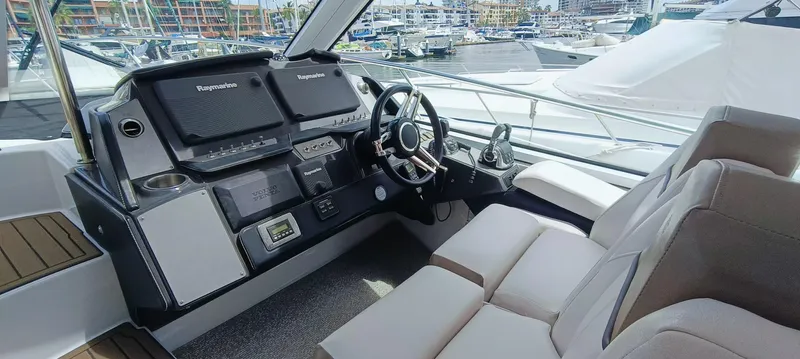 2016 Four Winns H440 Yacht Photos Pics Helm of 2016 Four Winns H440 yacht with modern controls and plush seating.