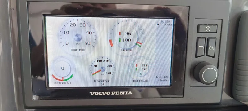 2016 Four Winns H440 Yacht Photos Pics Volvo Penta dashboard display on 2016 Four Winns H440 boat, showing engine metrics.
