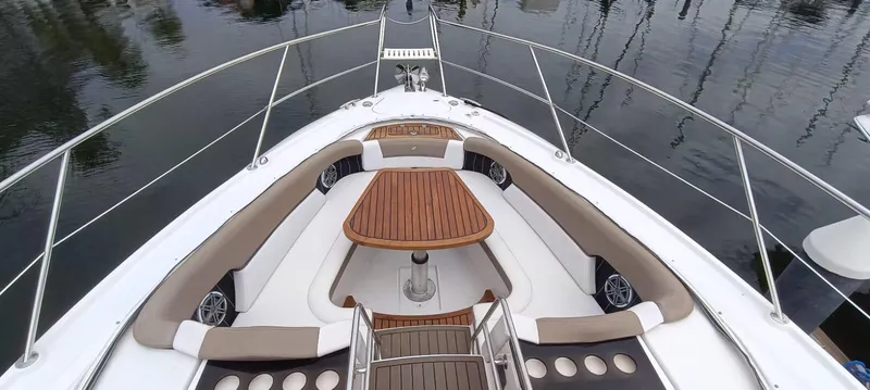 2016 Four Winns H440 Yacht Photos Pics 2016 Four Winns H440 boat with spacious deck and elegant seating arrangement.