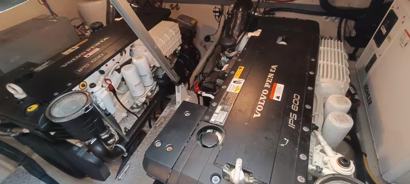 2016 Four Winns H440 Yacht Photos Pics Engine room of 2016 Four Winns H440 with Volvo Penta IPS 600 engines.