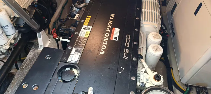 2016 Four Winns H440 Yacht Photos Pics Volvo Penta IPS 600 engine in 2016 Four Winns H440 boat.