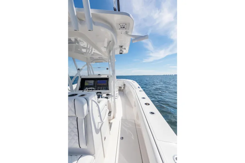  Yacht Photos Pics 2020 SeaHunter 33 Tournament boat interior with ocean view, featuring modern navigation equipment.
