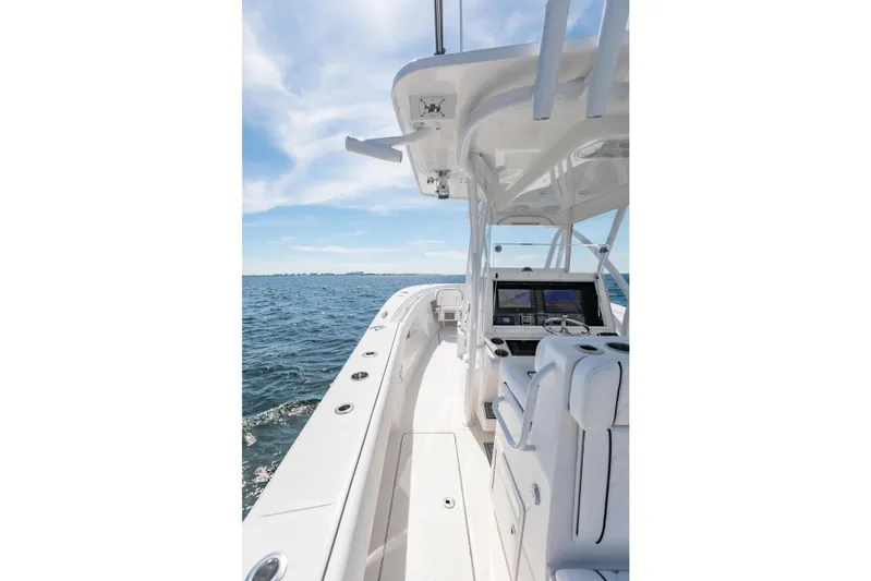  Yacht Photos Pics 2020 SeaHunter 33 Tournament boat on open water, featuring sleek design and advanced navigation.
