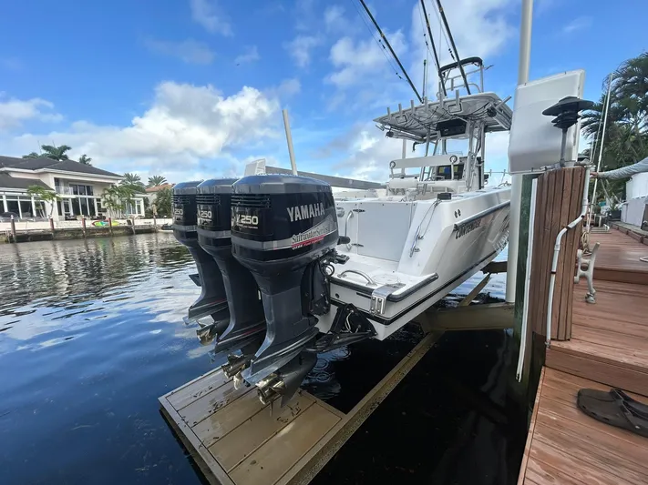  Yacht Photos Pics 2000 Contender - Engines on lift