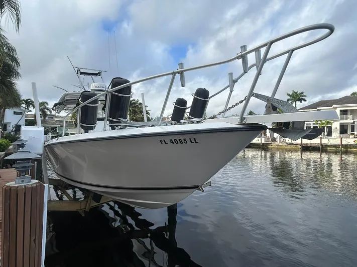  Yacht Photos Pics 2000 Contender - exterior profile on lift