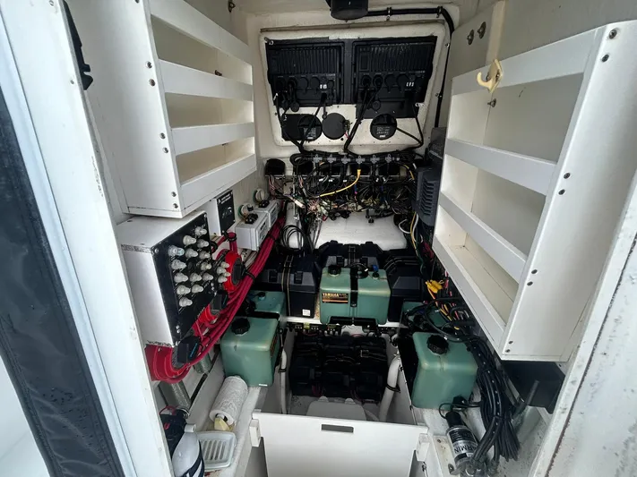  Yacht Photos Pics 2000 Contender -