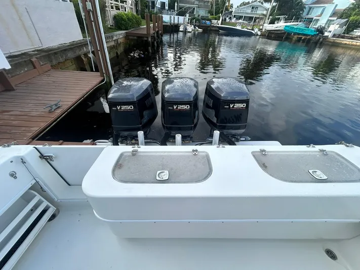  Yacht Photos Pics 2000 Contender - aft/livewells