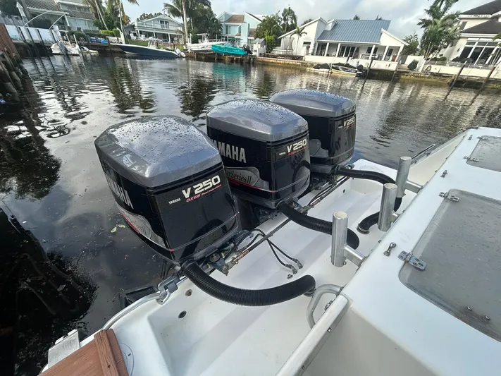  Yacht Photos Pics 2000 Contender - engines