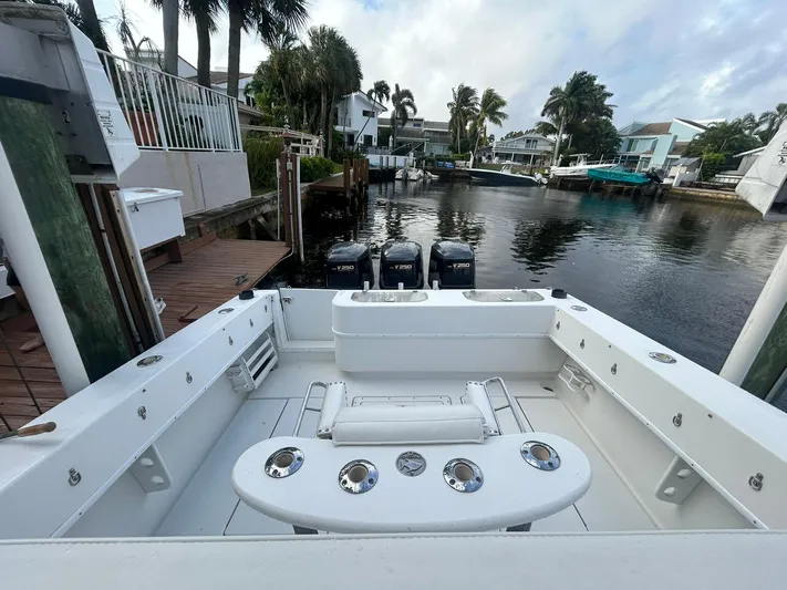  Yacht Photos Pics 2000 Contender - aft