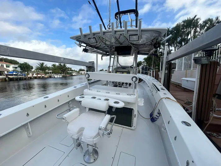  Yacht Photos Pics 2000 Contender - aft