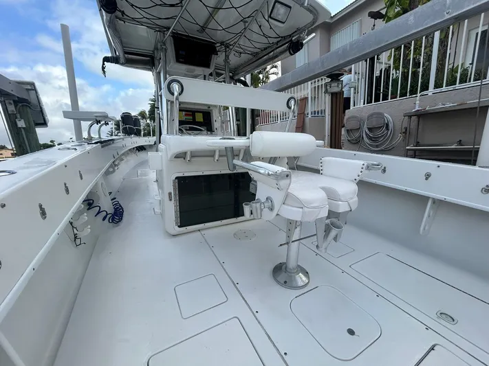  Yacht Photos Pics 2000 Contender - aft