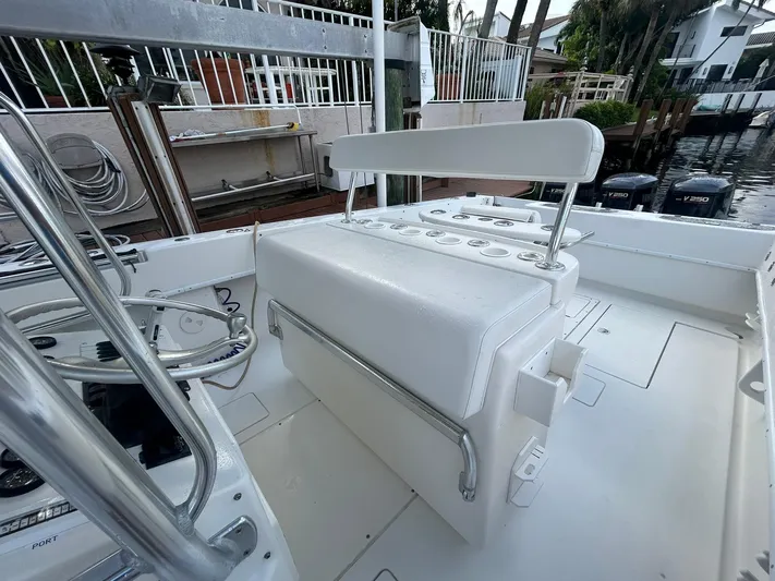  Yacht Photos Pics 2000 Contender - helm seating