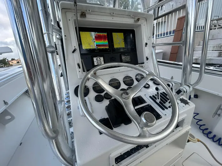  Yacht Photos Pics 2000 Contender - helm