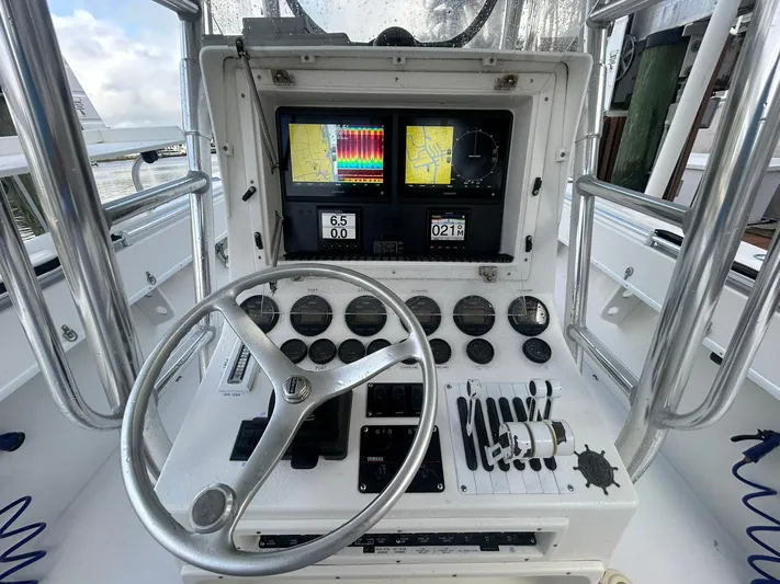  Yacht Photos Pics 2000 Contender - helm