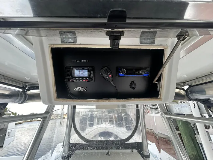  Yacht Photos Pics 2000 Contender - radio