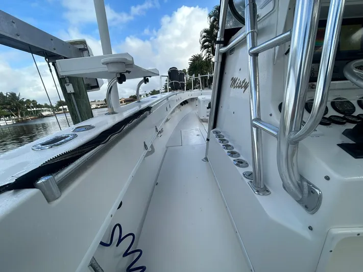  Yacht Photos Pics 2000 Contender - port