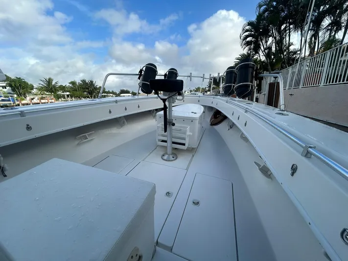  Yacht Photos Pics 2000 Contender - bow