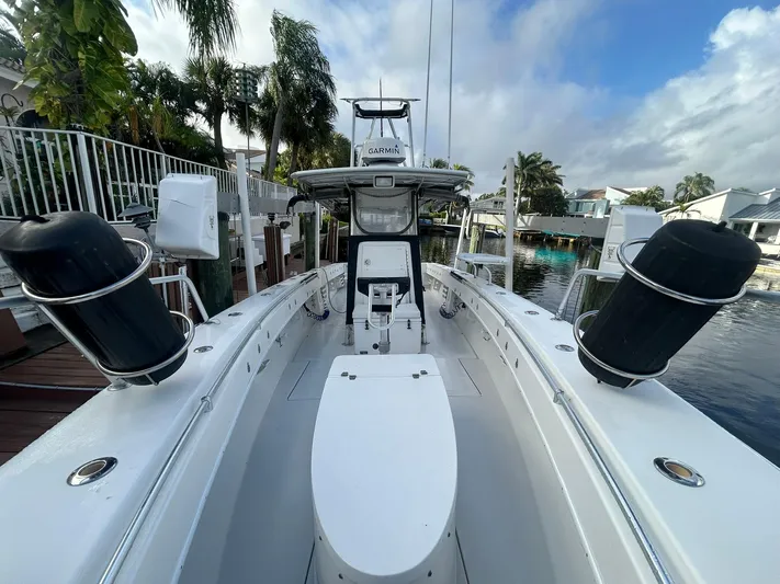  Yacht Photos Pics 2000 Contender - forward