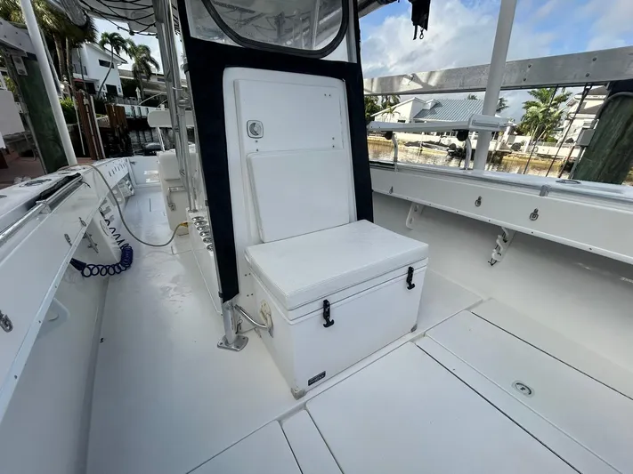  Yacht Photos Pics 2000 Contender - forward seating