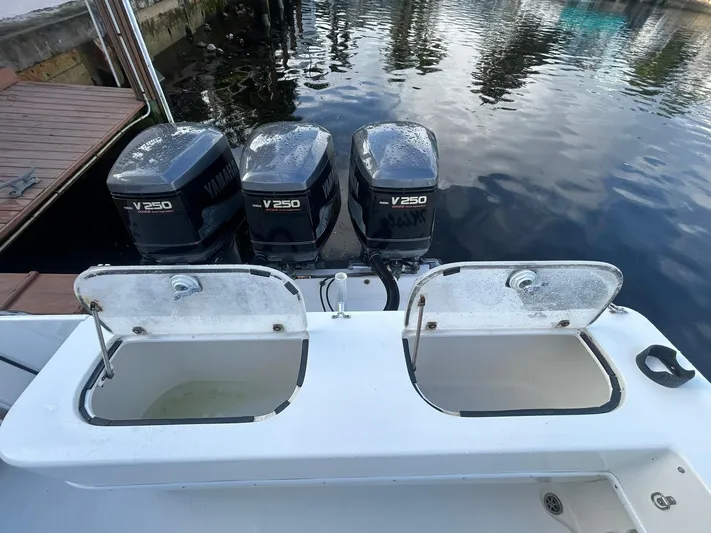  Yacht Photos Pics 2000 Contender - livewells