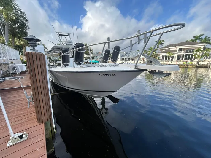  Yacht Photos Pics 2000 Contender - exterior profile on lift