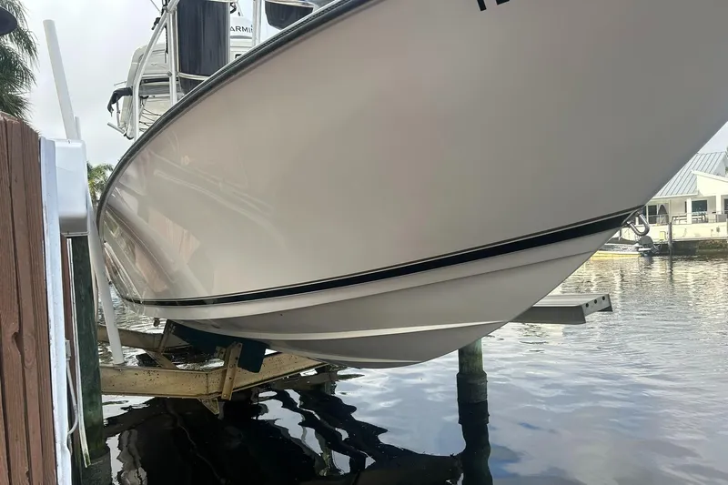  Yacht Photos Pics 2000 Contender - exterior profile on lift